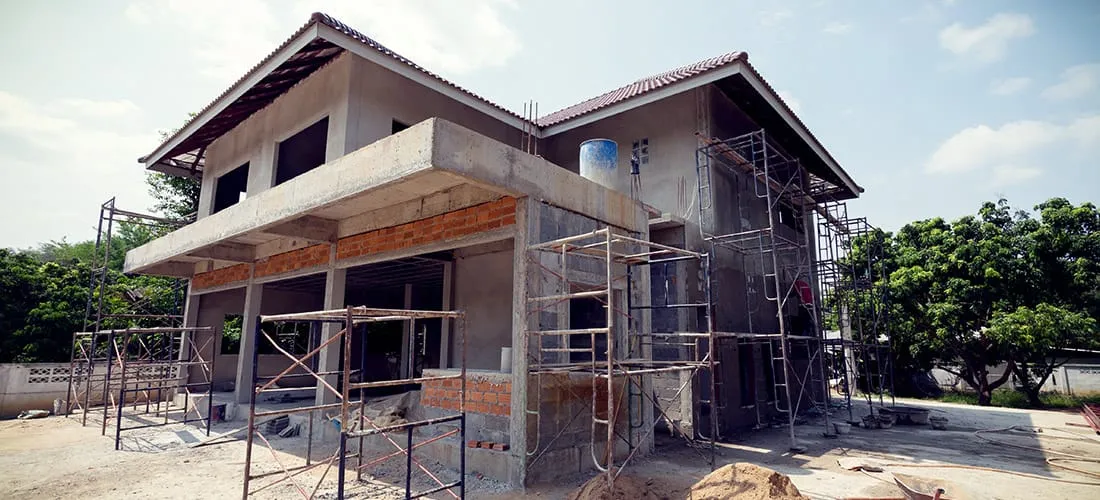 Gancho de grúa en sitio de construcción